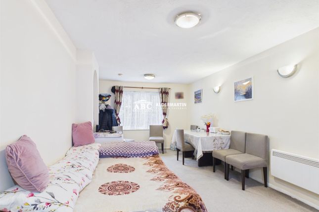 33, Gatting Close, Edgware photo 4