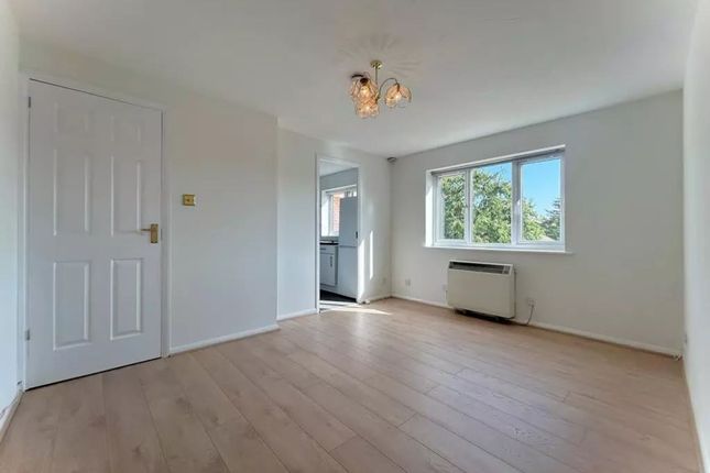 Flat 3, 2 Primrose Close, Wallington photo 2