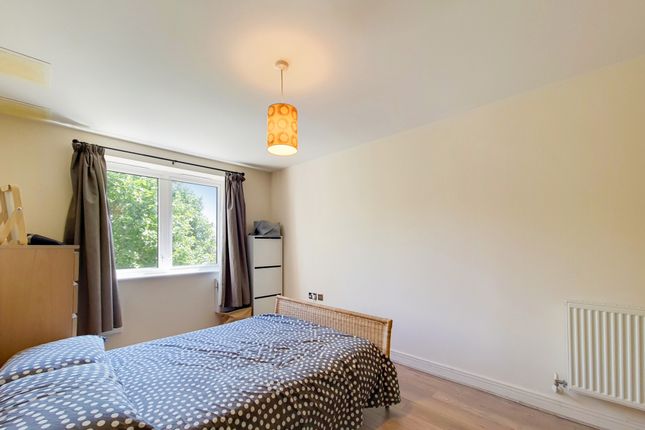 Triplex for sale in 14 Newport Avenue, London