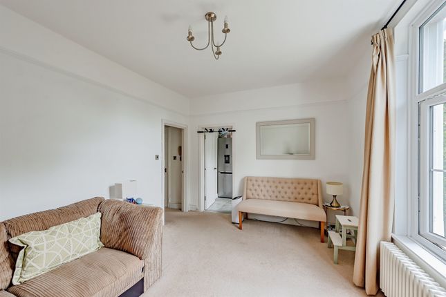 Flat 4, 9, Linkfield Lane, Redhill photo 2