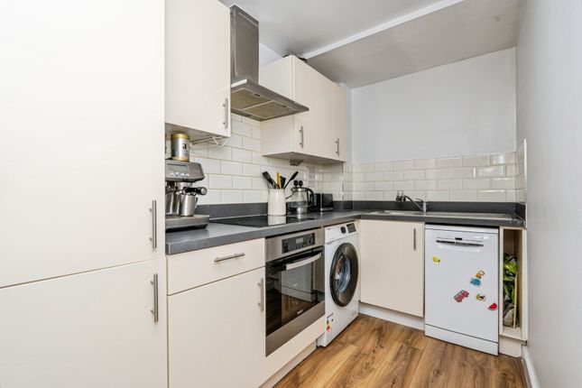 Flat 6 Century House, 23, Rosemount Avenue, Surrey photo 2