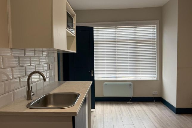 Flat 4, 22 Verdant Lane, London photo 3