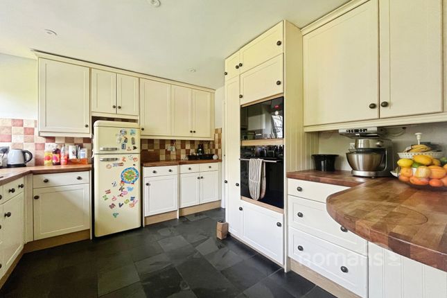 56, Parkhurst Fields, Farnham photo 4
