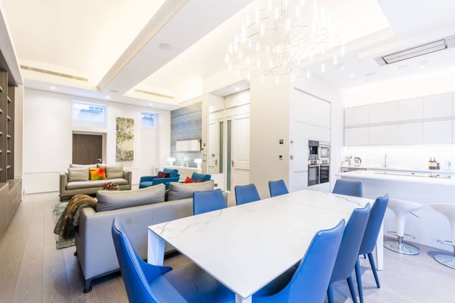 Flat for sale in Whitehall, St James's, London