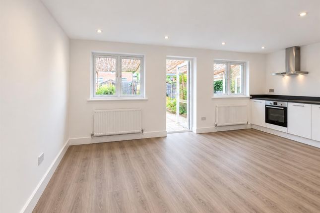 Flat 3 Station Parade, 6 Cherry Tree Rise, Buckhurst Hill photo 2
