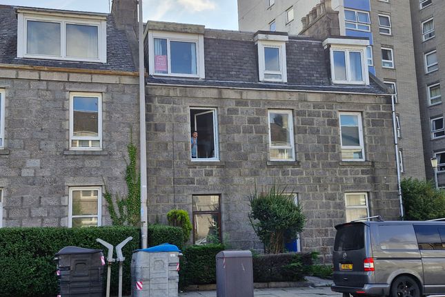 1-bed flat on Top Floor Right, 425 Holburn Street, Aberdeen, £28,000