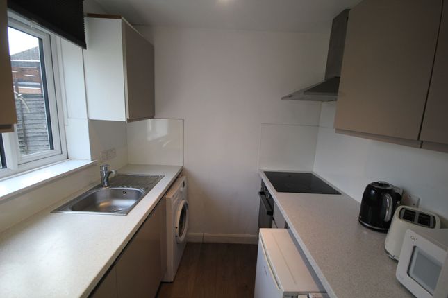 22 Ranyard Close, Chessington photo 2