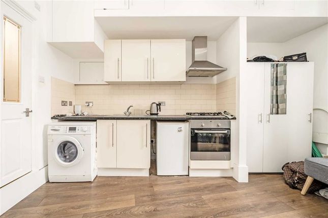 Flat B, 240, Old Brompton Road, London photo 3