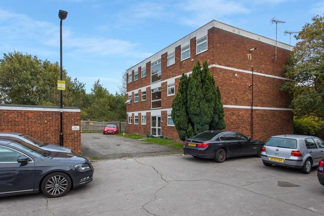Thumbnail Flat for sale in Andover Close, Greenford
