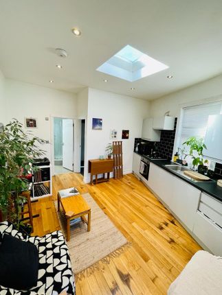 Flat to rent in Stoke Newington High Street, London