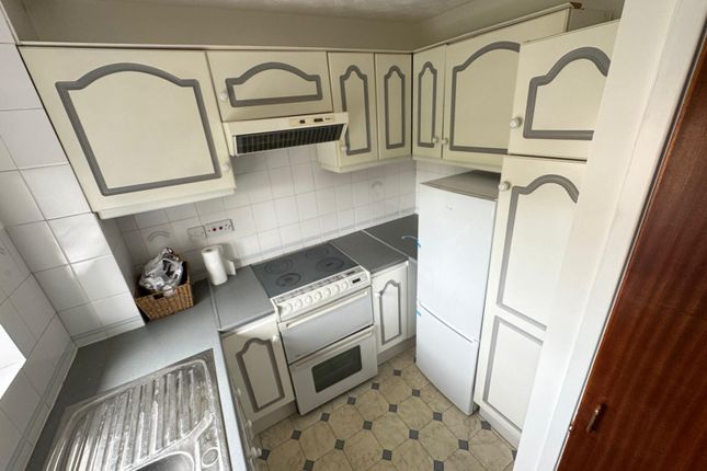 96 Pittman Gardens, Ilford photo 2