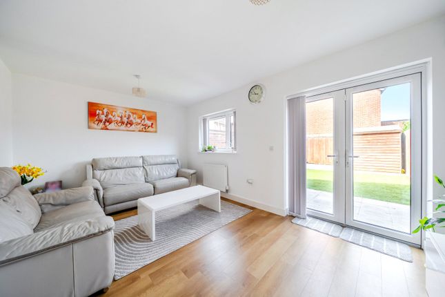 4, Bullock Crescent, Surrey photo 2