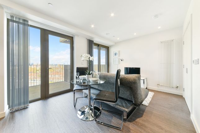 Flat 1007 Royal Docks West, 12, Western Gateway, London photo 3