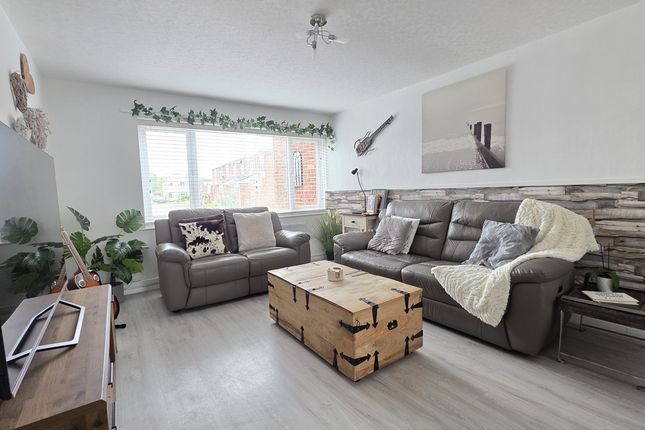 16, Orchard Way, Long Itchington photo 2