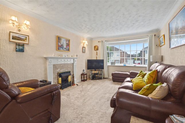 28, Hall Orchards Avenue, West Yorkshire photo 3