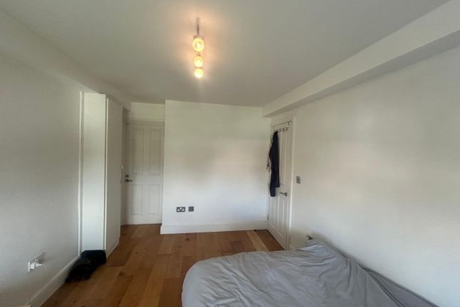 88 Woodstock Avenue, Greater London photo 5