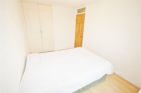 Terraced house to rent in St James Crescent, Brixton