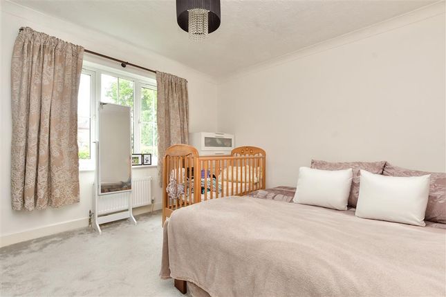 Thumbnail Flat for sale in Aspen Vale, Whyteleafe, Surrey