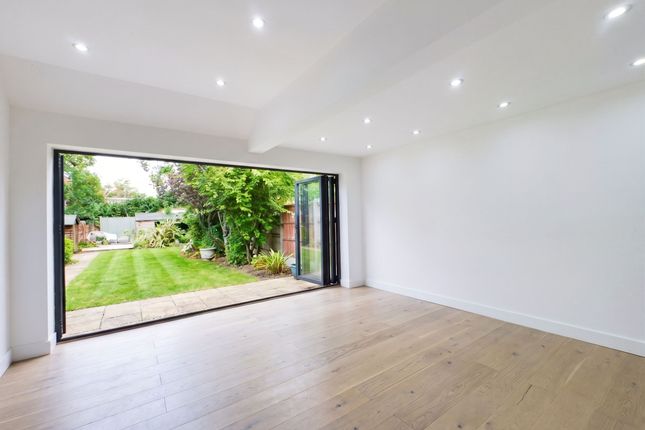 3-bed house on 49 Chestnut Grove, Ilford, £2,300/mo