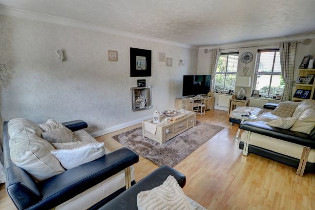 27, Corfe Avenue, Worcester photo 3