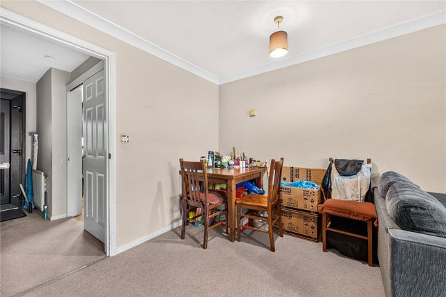 14, Raglan Road, Woking photo 4