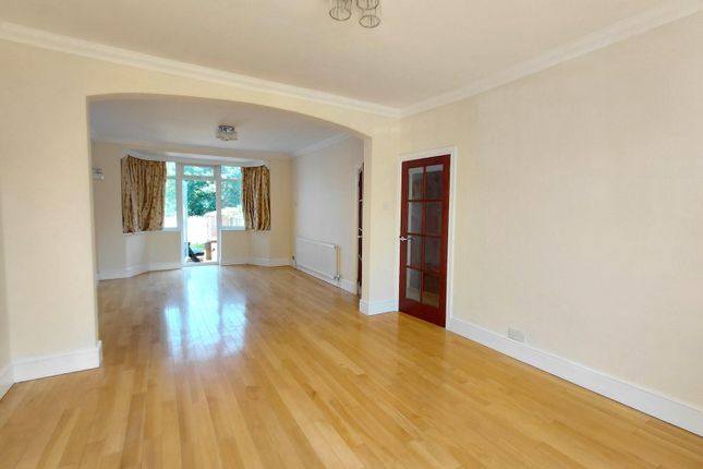 117, Walmington Fold, London photo 3