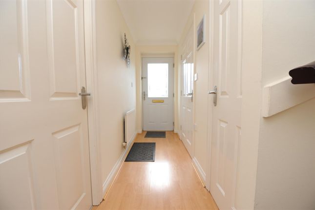 28, Winscar Avenue, Bradford photo 4