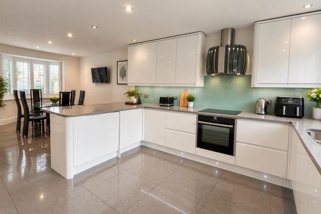 35, Woodford Close, Aylesbury photo 3