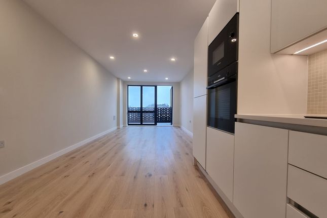 Flat to rent in Sarsen House, Middle Road, London