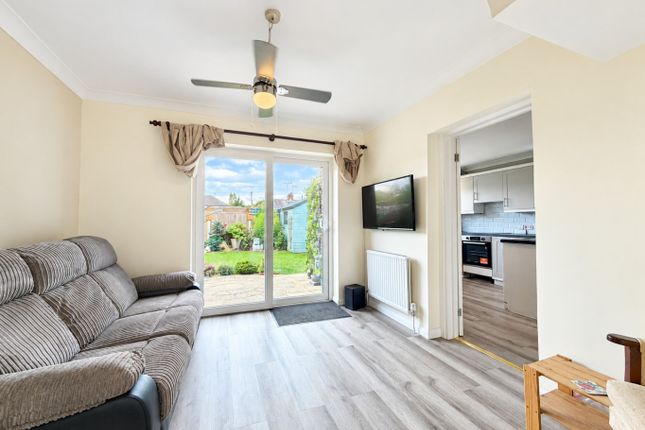 6 Southfield Close, Hadleigh, Essex photo 4