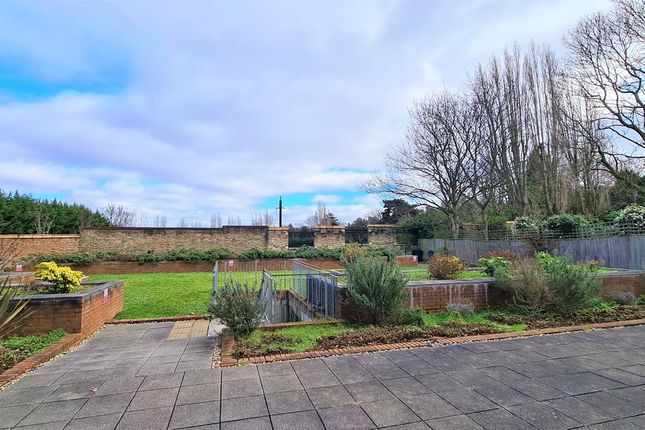 Witcomb Lodge, Lankaster Gardens, East Finchley N2, 2 bedroom flat to