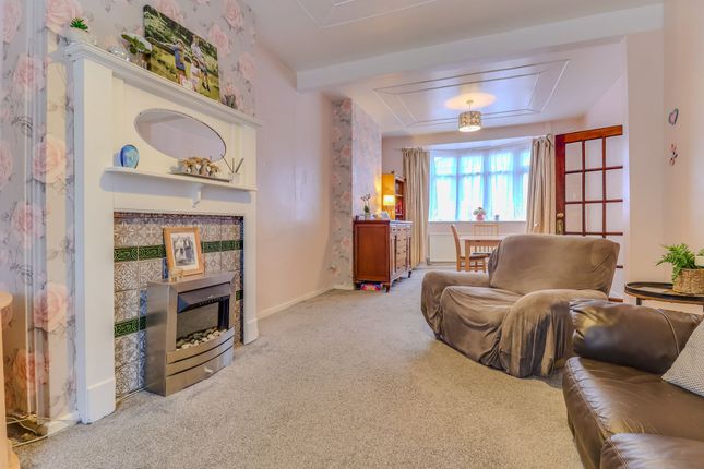 14 Balmoral Drive, Leicester photo 3