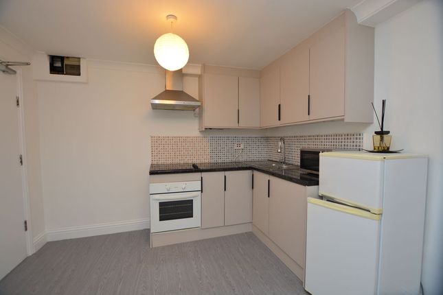 (LettsPay) Flat 2, 32, Albert Street, Slough photo 4