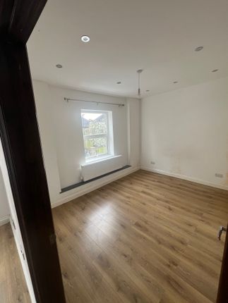 Flat to rent in Westwell Road Approach, London