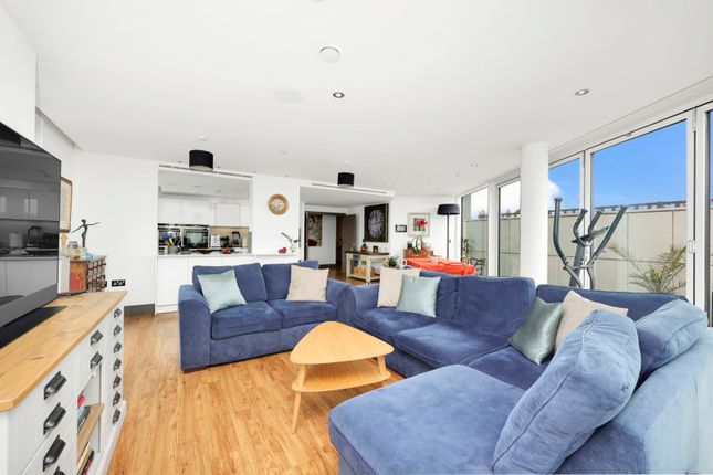 Flat to rent in Altitude Point, 71 Alie Street