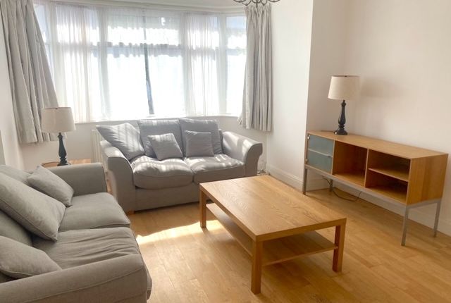 Thumbnail Flat to rent in West Avenue, London