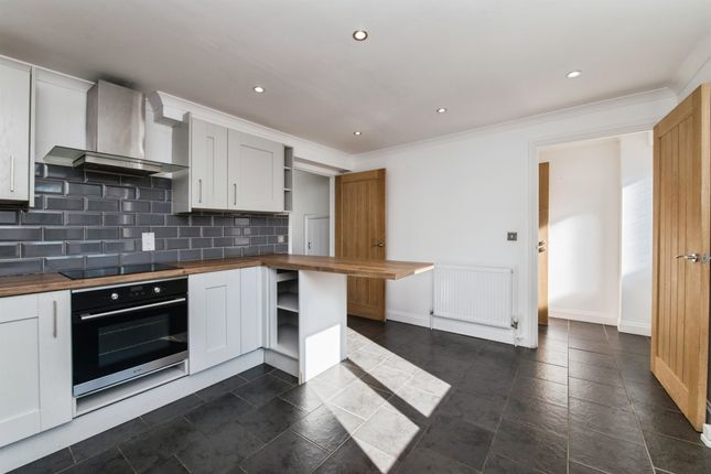 5, Eldridge House, Chard Road, Axminster photo 3