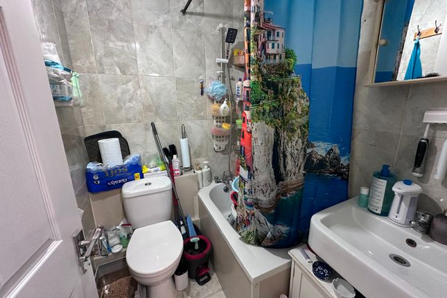 74 Porters Avenue, Dagenham photo 5