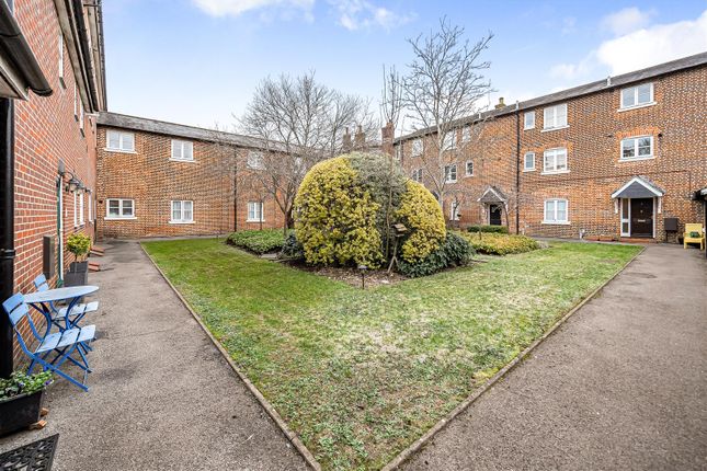 Flat for sale in Cardinal Mews, Vestry Close, Andover