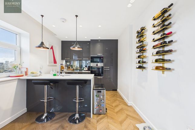 Flat 7, 7A, Heather Close, London photo 3