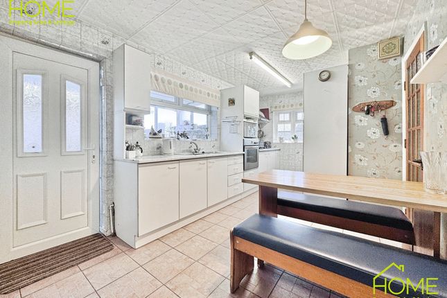 24 Bracken Dale, Leicester photo 2