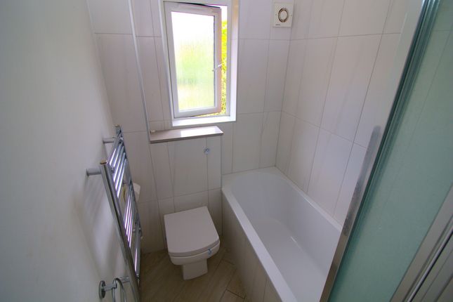 Flat Flat 8, Wroxall Court, Linnet Way, Purfleet-on-thames photo 4