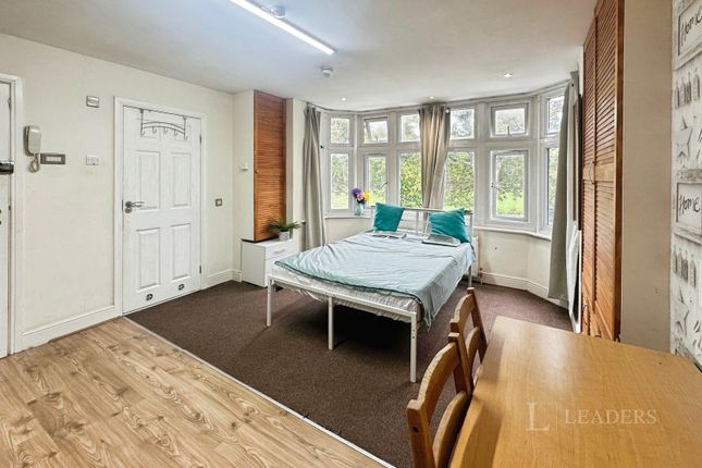 Flat 3, 22, Brantwood Road, Bedfordshire photo 2