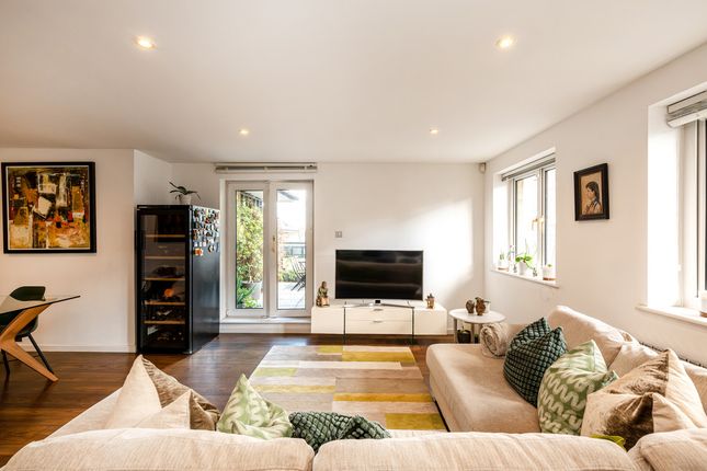 Flat Flat 36, Hunter Lodge, Admiral Walk, London photo 2