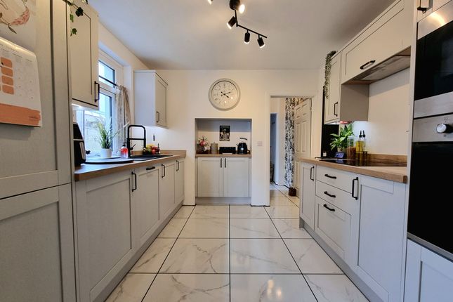 7 Sea View, Bridgend photo 2