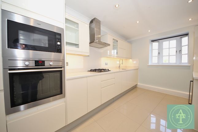 3 Paulin Drive, Winchmore Hill photo 4