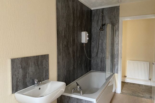 33, Chequers, Clayton-Le-Moors photo 5