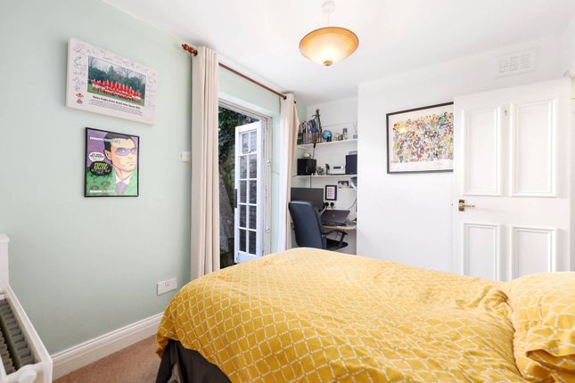 Flat for sale in Mile End Road, Mile End, London