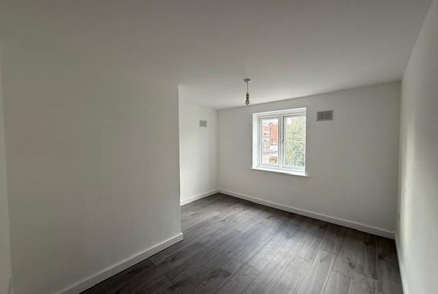 lansdowne avenue, slough photo 3