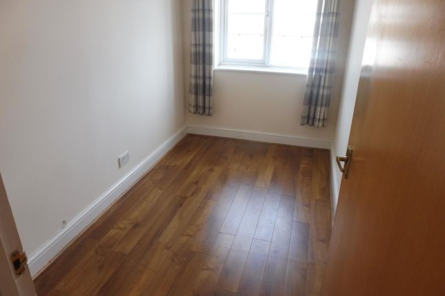 Flat to rent in Gladesmere Court, Watford